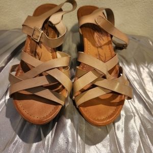 💰Cathy Din Lightweight Wooden Heels Size 7.5